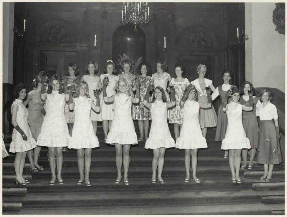 De Haarlemse Bloemenmeisjes vierden in het voorjaar van 1969 hun derde lustrum met een feest in het stadhuis. Vijftien van de twintig ambassadrices droegen in een show de toiletjes van de ja, NL-HlmNHA 54011866