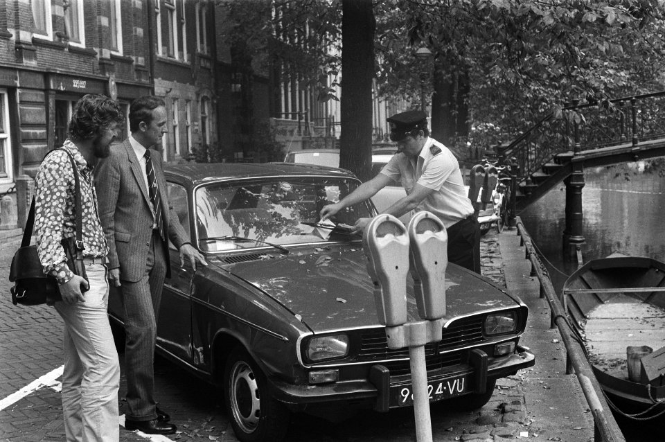 De Amsterdamse Wethouder Michael van der Vlis (links) en Ir. Jan Barkhof, adjunc, Bestanddeelnr 931-6650