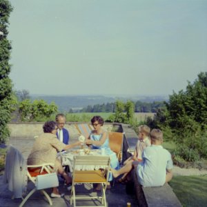 De familie Kreisselmeier op een terras met links Hildegard van de Poll-Eschen, Bestanddeelnr 254-4944