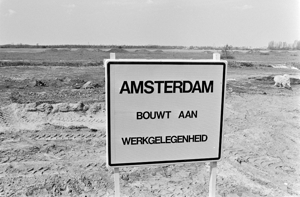 De Amsterdamse wethouder Heerma (l) en Schaefer plaatsen bord aanleg vh bedrijf, Bestanddeelnr 932-1513