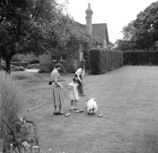 De familie Martineau in de tuin van de Old Lodge in Terlow (Buckinghamshire) bij, Bestanddeelnr 254-2887