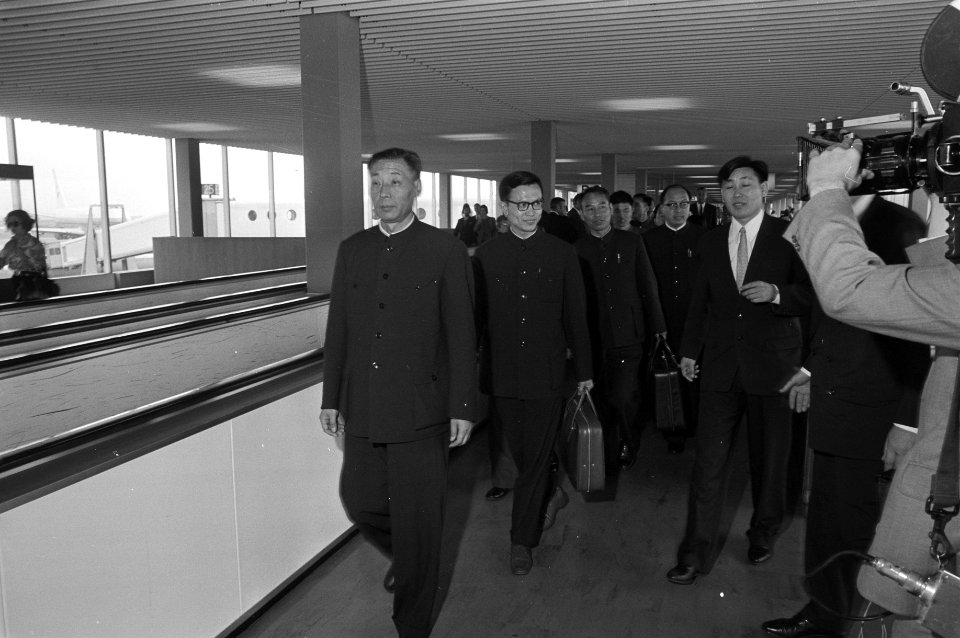 De handelsdelegatie arriveert op Schiphol, voorop leider Wang Wen Ling, Bestanddeelnr 925-6693