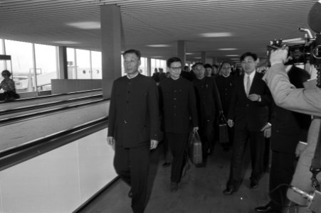 De handelsdelegatie arriveert op Schiphol, voorop leider Wang Wen Ling, Bestanddeelnr 925-6693