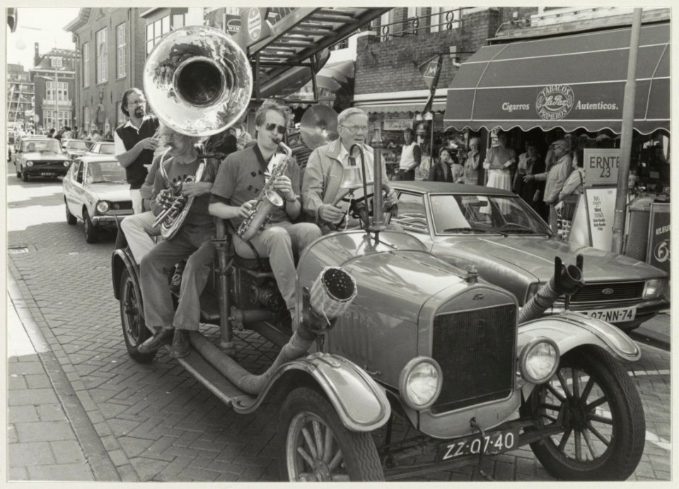 De band de Basin Straat Five opende het Zandvoortse Jazzfestival spelend in een old-timer brandweerwagen rijdend door het centrum. NL-HlmNHA 54014457