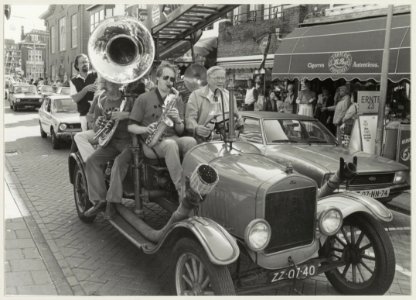 De band de Basin Straat Five opende het Zandvoortse Jazzfestival spelend in een old-timer brandweerwagen rijdend door het centrum. NL-HlmNHA 54014457