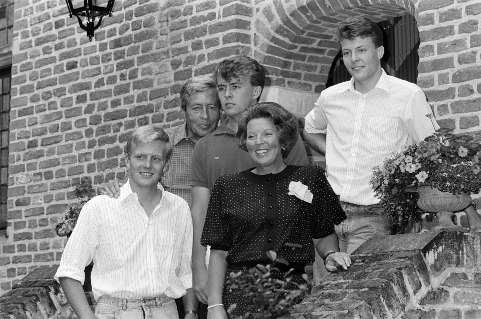 De familie op de trap, Bestanddeelnr 934-4874