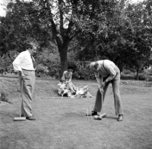 De familie Martineau in de tuin van de Old Lodge in Terlow (Buckinghamshire) bij, Bestanddeelnr 254-2891