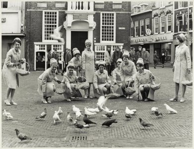 De Haarlemse Bloemenmeisjes op de Grote Markt voor de Hoofdwacht. NL-HlmNHA 54011839