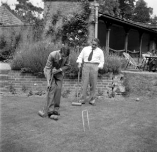 De familie Martineau in de tuin van de Old Lodge in Terlow (Buckinghamshire) bij, Bestanddeelnr 254-2895