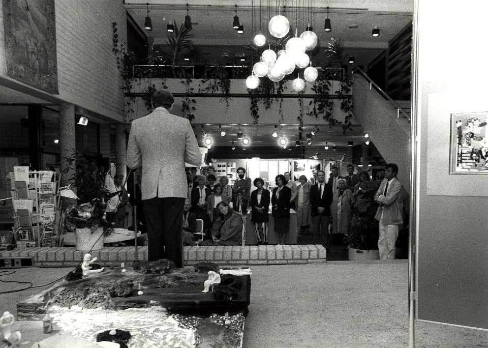 De hal van het Gemeentehuis van Bennebroek tijdens de opening van een tentoonstelling over 60 jaar Psychiatrisch Ziekenhuis Vogelenzang afbeelding door United Photos de Boer. - Haarlem de Boer, 1988