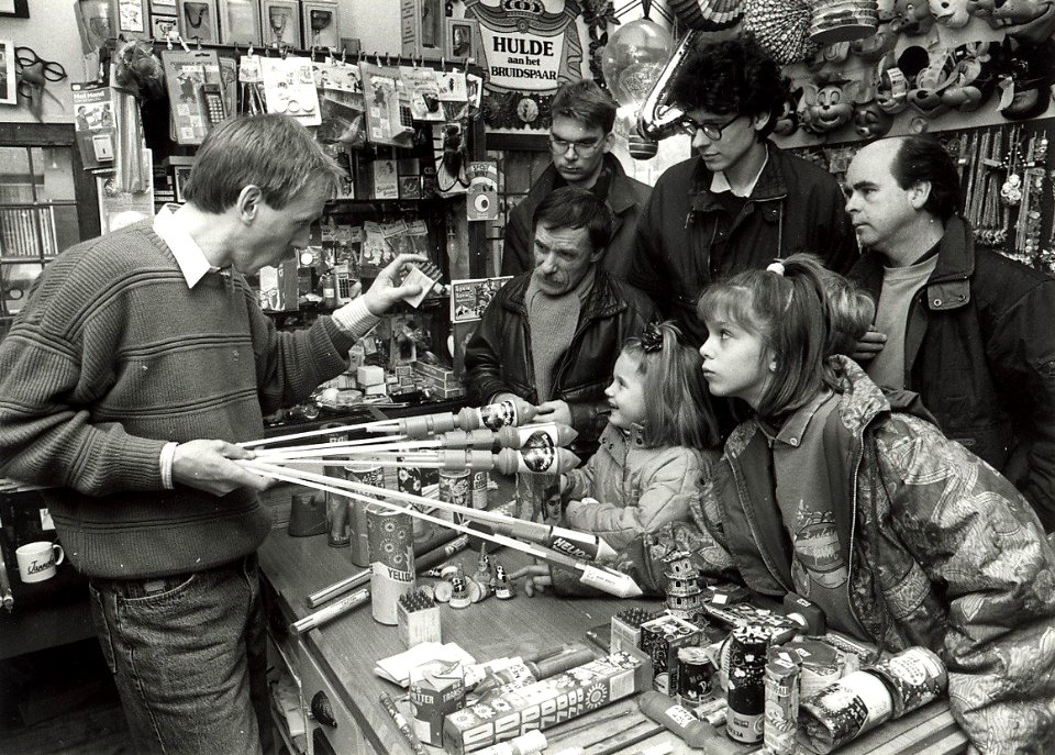 De feestartikelenwinkel Jan Monnikendam. De verkoop van vuurwerk. Aangekocht in 1991 van United Photos de Boer bv. - Negatiefnummer 33545 k 32 a. - Gepubliceerd in het Haarlems Dagblad van 28.12.1990