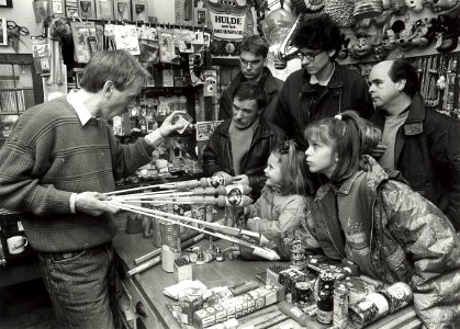 De feestartikelenwinkel Jan Monnikendam. De verkoop van vuurwerk. Aangekocht in 1991 van United Photos de Boer bv. - Negatiefnummer 33545 k 32 a. - Gepubliceerd in het Haarlems Dagblad van 28.12.1990