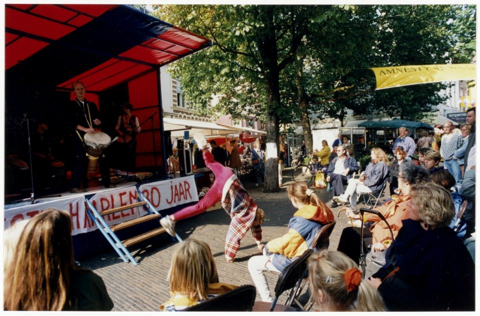 De Haarlemse werkgroep Amnesty International viert haar 30-jarig bestaan met feestelijke optredens op het Proveniershof. NL-HlmNHA 54036476