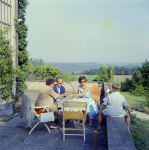De familie Kreisselmeier op een terras met links Hildegard van de Poll-Eschen, Bestanddeelnr 254-4945