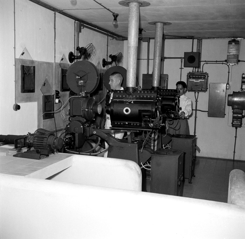 De filmcabine van de openluchtbioscoop Asiento in de wijk Rio Canario van de oli, Bestanddeelnr 252-7791
