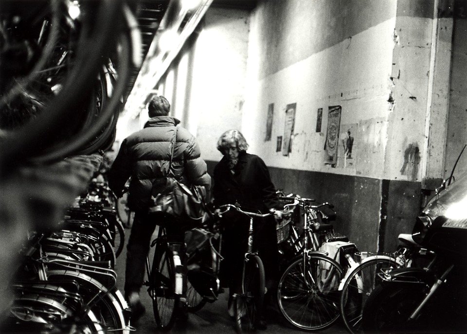 De fietsenstalling in het NS station. Aangekocht in 1992 van United Photos de Boer. - Negatiefnummer 36072 K rij 5 - 15. - Gepubliceerd in het Haarlems Dagblad van 26.03.1992, NL-HlmNHA 54032205