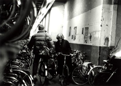 De fietsenstalling in het NS station. Aangekocht in 1992 van United Photos de Boer. - Negatiefnummer 36072 K rij 5 - 15. - Gepubliceerd in het Haarlems Dagblad van 26.03.1992, NL-HlmNHA 54032205