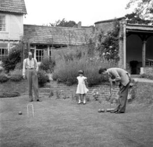 De familie Martineau in de tuin van de Old Lodge in Terlow (Buckinghamshire) bij, Bestanddeelnr 254-2896