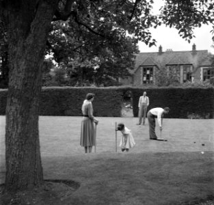 De familie Martineau in de tuin van de Old Lodge in Terlow (Buckinghamshire) bij, Bestanddeelnr 254-2888