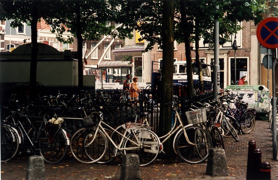 De fietsenstalling aan de Botermarkt. Aangekocht in 1997 van United Photos de Boer bv. - Negatiefnummer 43094 kc 27. - Gepubliceerd in het Haarlems Dagblad van 07.08.1996. Identificatienumme, NL-HlmNHA 54036380