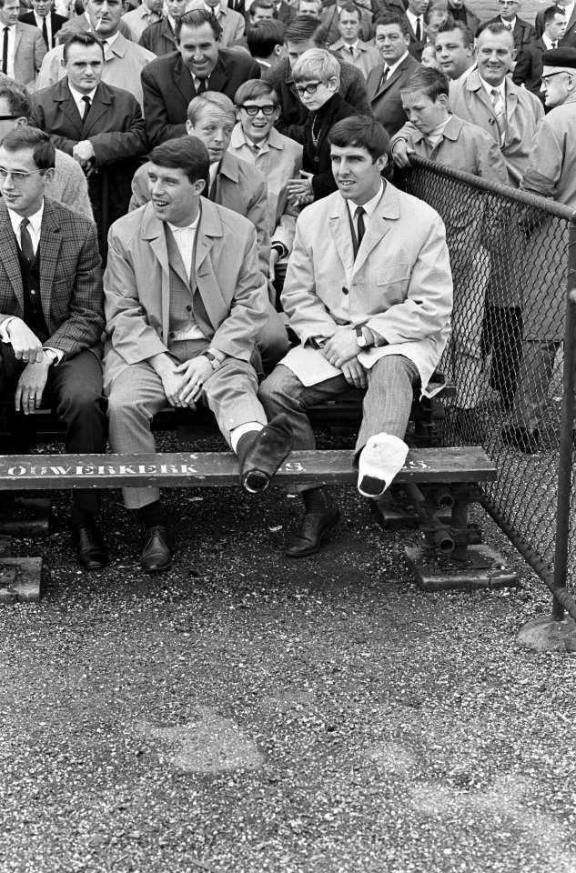 De geblesserde ADO spelers Freek van de Lee (l) en Piet van Miert met hun ingegi, Bestanddeelnr 919-6560