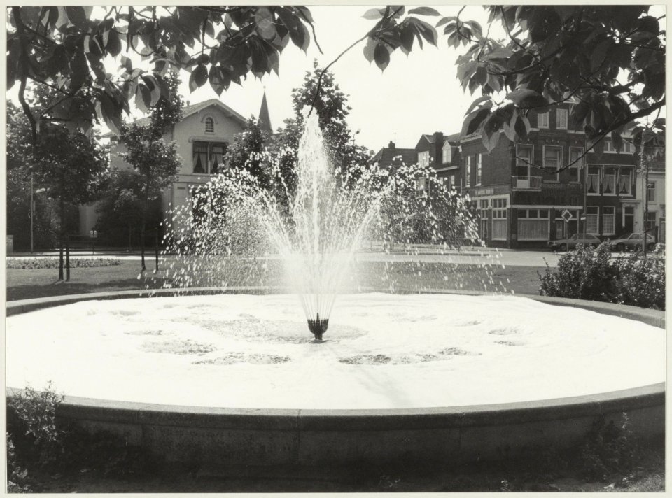 De fontein op het Frans Halsplein spuit afwasmiddel dat er in gegooid is. NL-HlmNHA 54012270