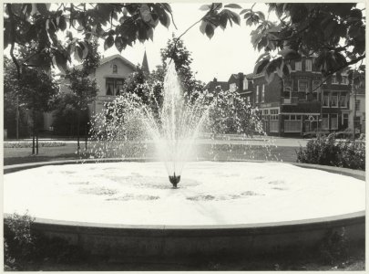 De fontein op het Frans Halsplein spuit afwasmiddel dat er in gegooid is. NL-HlmNHA 54012270