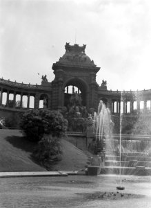 De fontein van Le Palais Longchamp. Le Palais Longchamp (1862) is gebouwd ter vi, Bestanddeelnr 191-0130