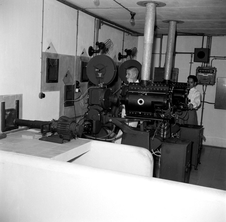 De filmcabine van de openluchtbioscoop Asiento in de wijk Rio Canario van de oli, Bestanddeelnr 252-7792