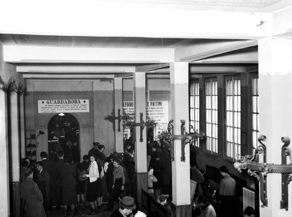 De garderobe van het IJspaleis in Milaan, Bestanddeelnr 252-0011