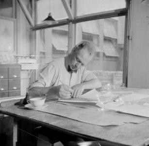 De glasontwerper Andries Copier in de Glasfabriek Leerdam, Bestanddeelnr 254-4016