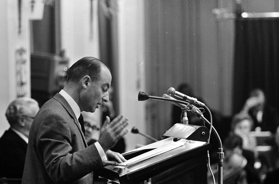 De fractievoorzitter van de KVP, dhr. Norbert Schmelzer aan het woord, Bestanddeelnr 919-6666