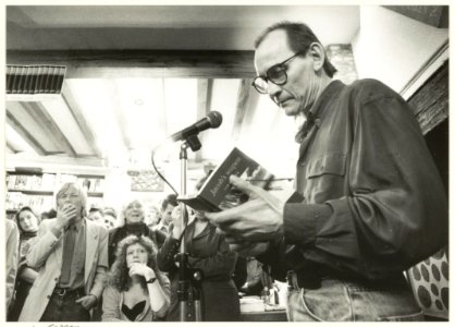 De Haarlemse tekenaarbeeldhouwer presenteert in boekhandel de Vries zijn romandebuut Jacob's Wapen. Links op de foto Louis Ferron. NL-HlmNHA 54032064