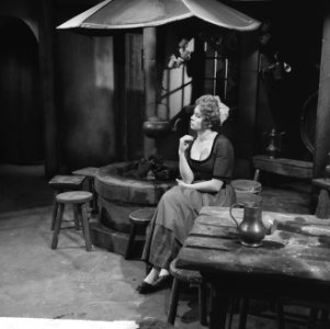 De Gebochelde televisiestuk van de VARA Camille de Vries , Haagse Comedie, Bestanddeelnr 915-8637