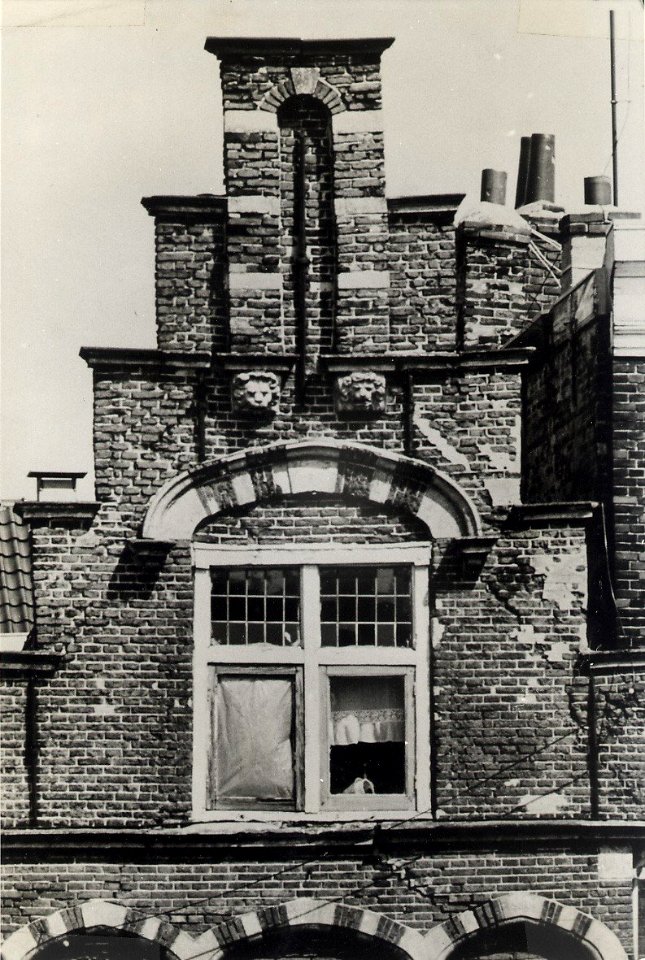 De geveltop van Botermarkt 27, Haarlem