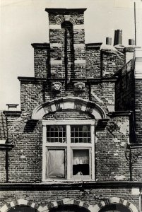 De geveltop van Botermarkt 27, Haarlem