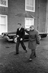 De fractievoorzitter van de Boerenpartij dhr. H. Koekoek verlaat Paleis Huis ten, Bestanddeelnr 919-6929