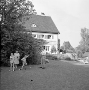 De familie Kreisselmeier speelt een balspel in de tuin. Links Hildegard van de P, Bestanddeelnr 254-4972