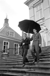 De fractievoorzitter van de Boerenpartij dhr. H. Koekoek verlaat Paleis Huis ten, Bestanddeelnr 919-6928