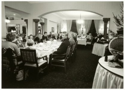 De gasten van restaurant Dreefzicht aan tafel voor het koud buffet