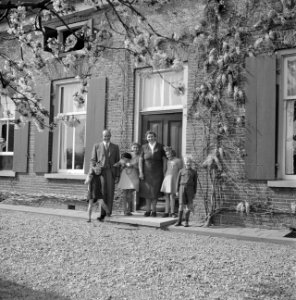 De familie voor de boerderij, Bestanddeelnr 252-1943