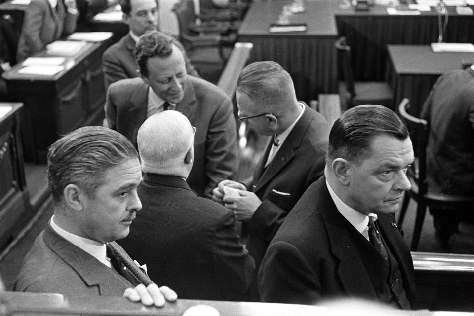 De fractie-voorzitters stonden bij het begin van de zitting te dringen voor de t, Bestanddeelnr 916-3033