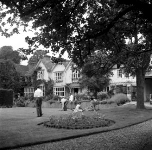 De familie Martineau in de tuin van de Old Lodge in Terlow (Buckinghamshire) bij, Bestanddeelnr 254-2877