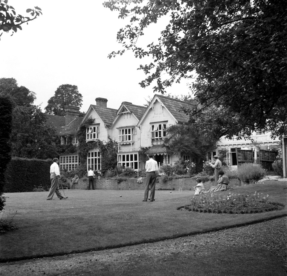 De familie Martineau in de tuin van de Old Lodge in Terlow (Buckinghamshire), Bestanddeelnr 254-2876