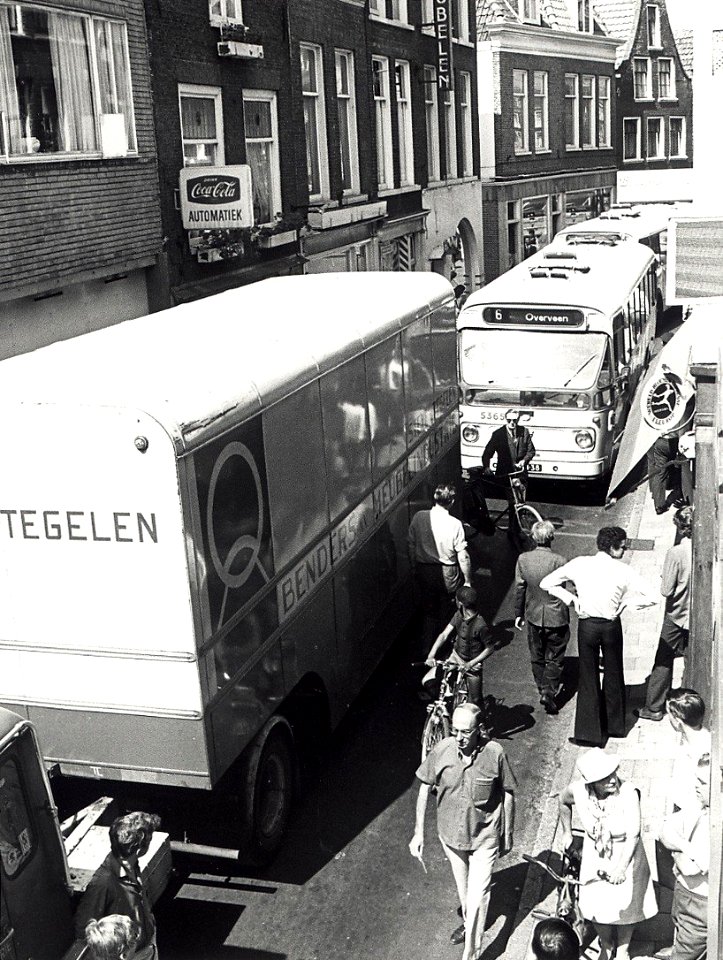 De Gierstraat bij de Korte Gierstraat, ziende naar het Noorden. Aangekocht van fotograaf C. de Boer. - Negatiefnummer 8517 k 21, NL-HlmNHA 54011718