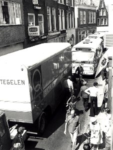 De Gierstraat bij de Korte Gierstraat, ziende naar het Noorden. Aangekocht van fotograaf C. de Boer. - Negatiefnummer 8517 k 21, NL-HlmNHA 54011718