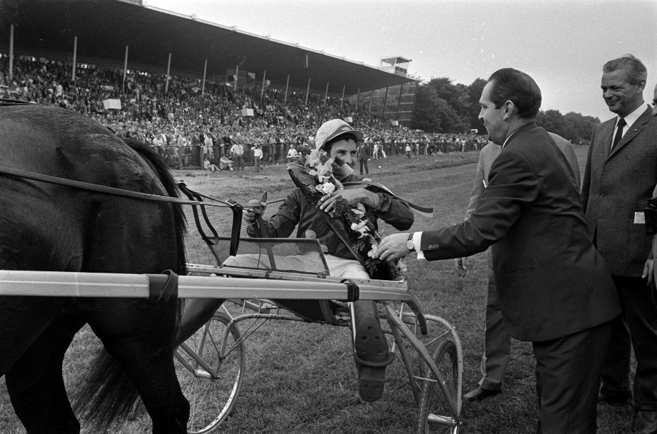 De Fransman J.Roussel wordt gehuldigd, hij wint met het paard Tatusca dAvril, Bestanddeelnr 923-6324, 923-6325, 923-6326