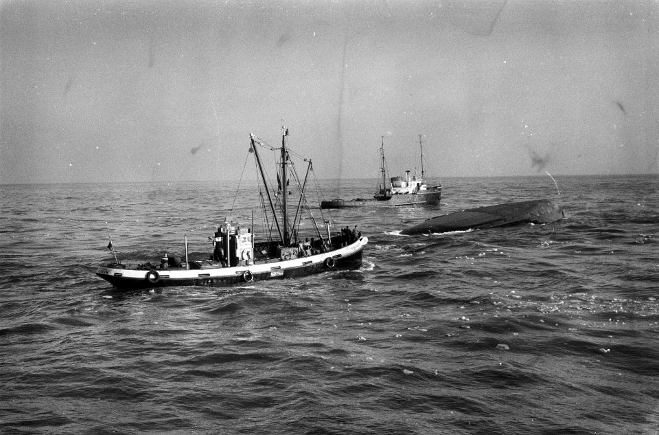De Gele Zee met gekantelde scheepje Thuntank 7 als sleep de Nieuwe Waterweg opge, Bestanddeelnr 914-7462