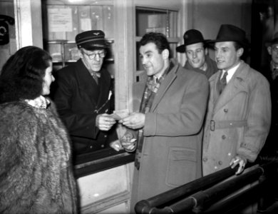 De Franse bokser Robert Charron verlaat het Centraal Station Amsterdam, Bestanddeelnr 902-5079
