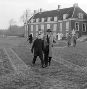 De fractievoorzitter van de AR, dhr Bruinslot met zijn zoontje, arriveert bij, Bestanddeelnr 911-9076